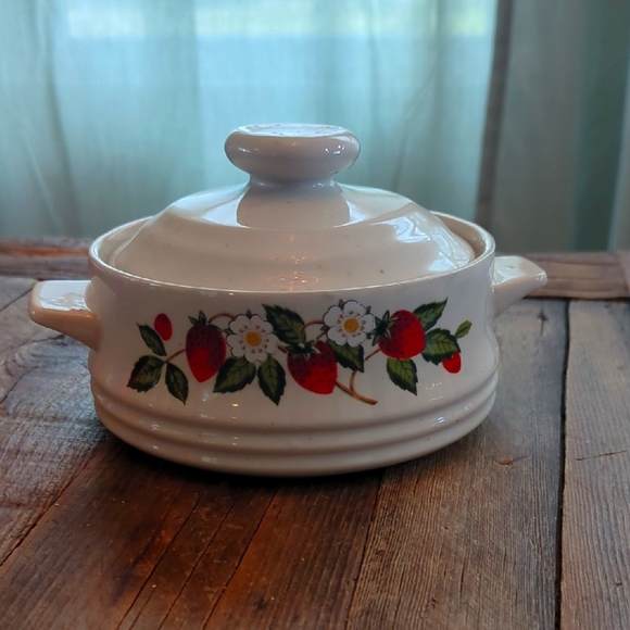 Sheffield Strawberries And Cream Stoneware Japan Oven Microwave - Picture 1 of 6